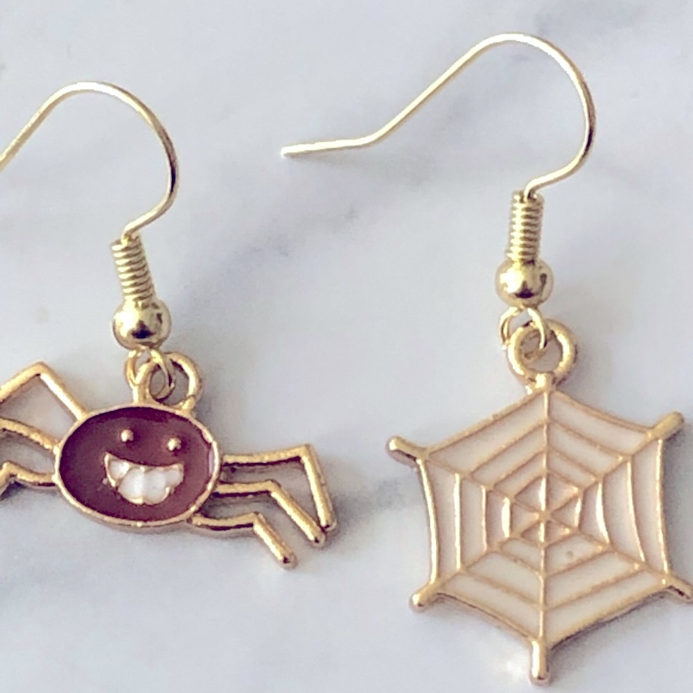 Mismatched Halloween Spider and Web Earrings - Picture 3 of 4